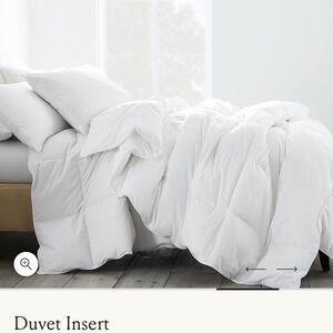 Elegant White Comforter by [Brand]